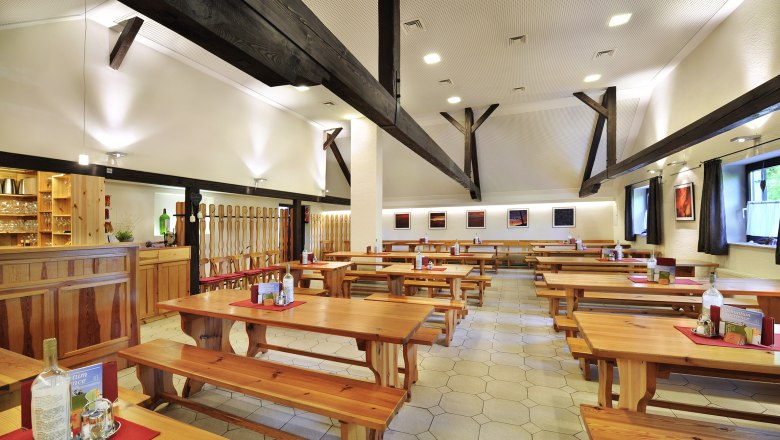 Weingut Nadler, © Weingut Nadler Innenansicht eines Weinguts mit Holztischen und Bänken.