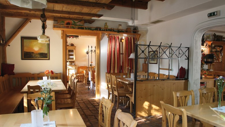 Loiskandl Heurigenlokal, © Widhalm Innenansicht eines gemütlichen Heurigenlokals mit Holzmöbeln und rustikaler Dekoration.