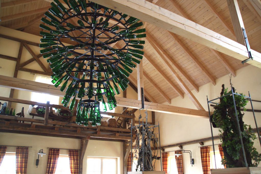 Witziger Luster im Heurigenlokal Severinhof