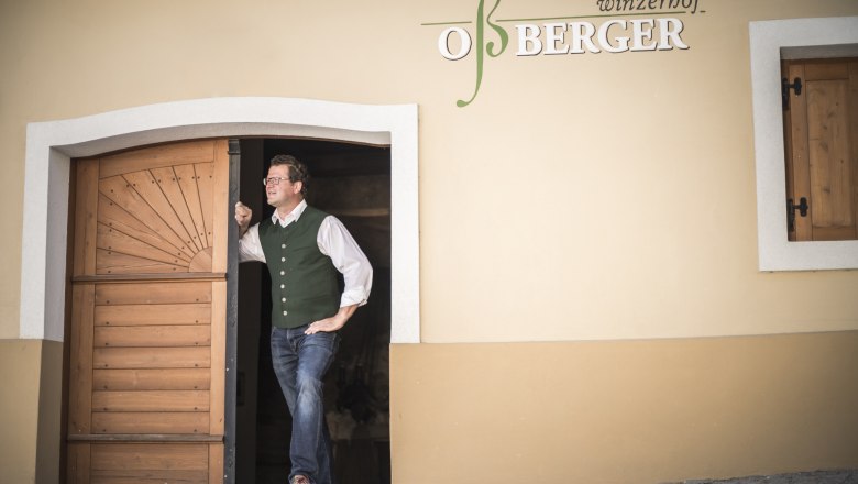 Markus Oßberger vor seinem Heurigen, © Nino Zimmerhackl