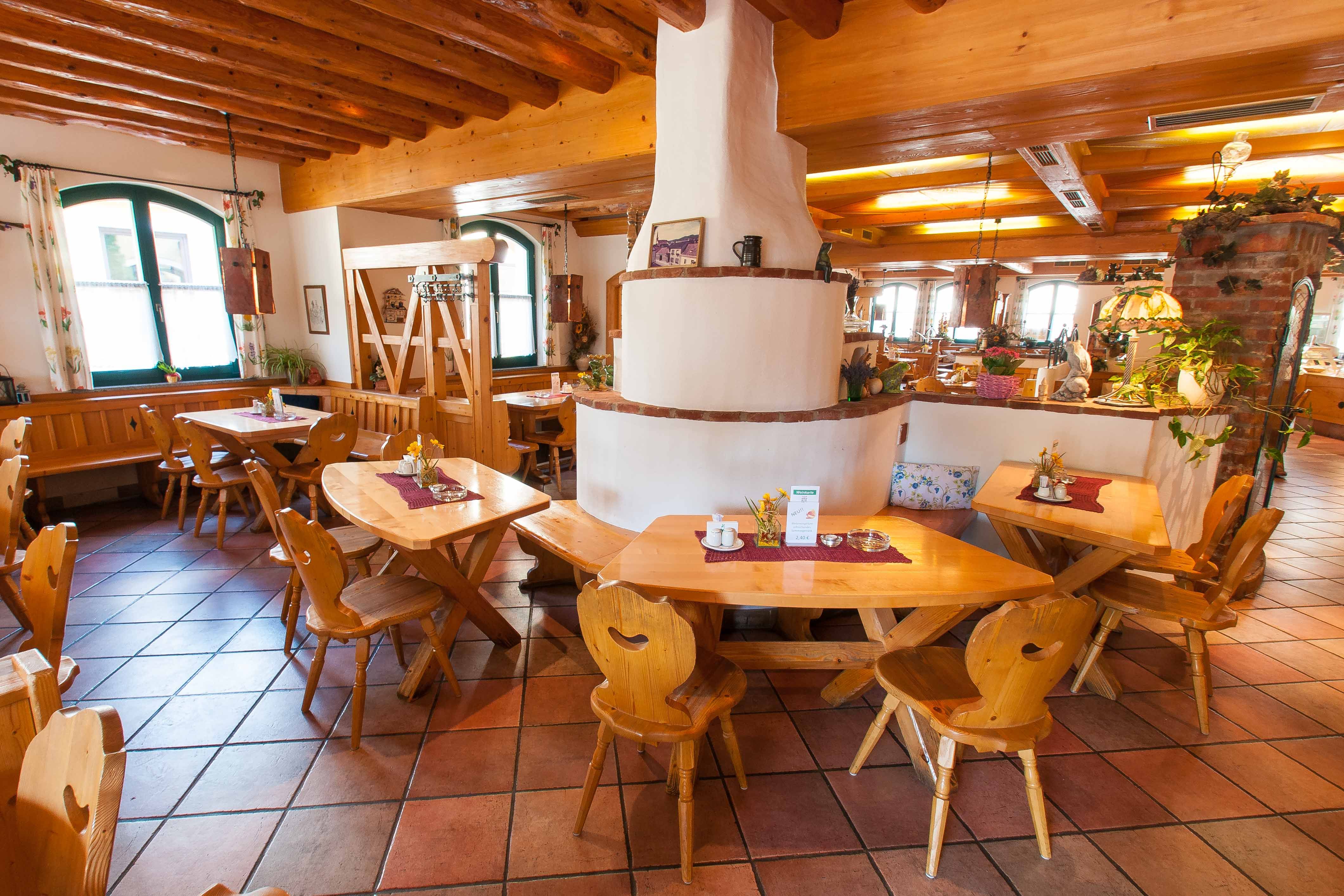 Gemütliches Restaurant mit Holzmöbeln und rustikalem Dekor.