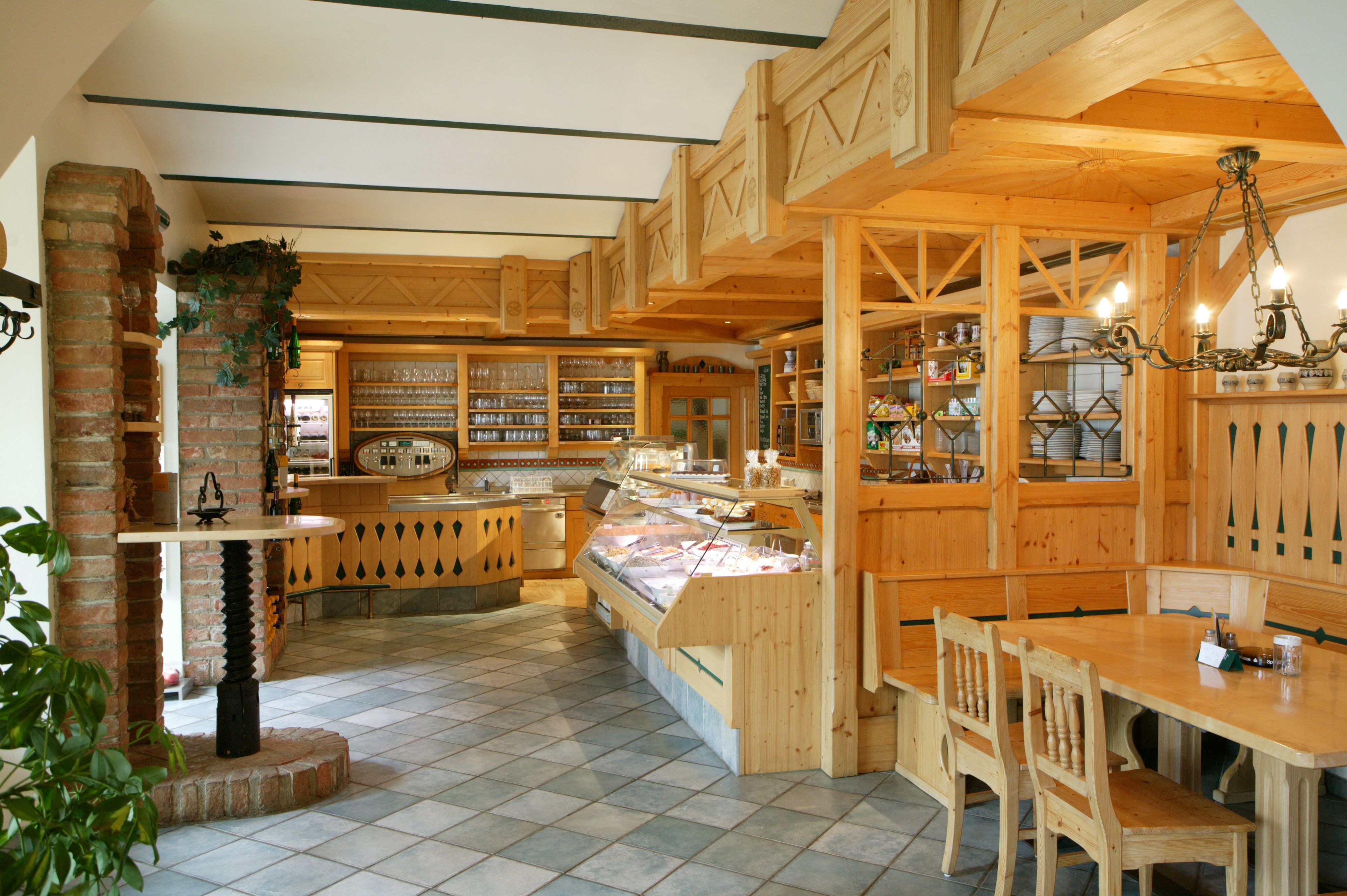 Innenansicht eines traditionellen Heurigen mit Holzmöbeln und Theke.