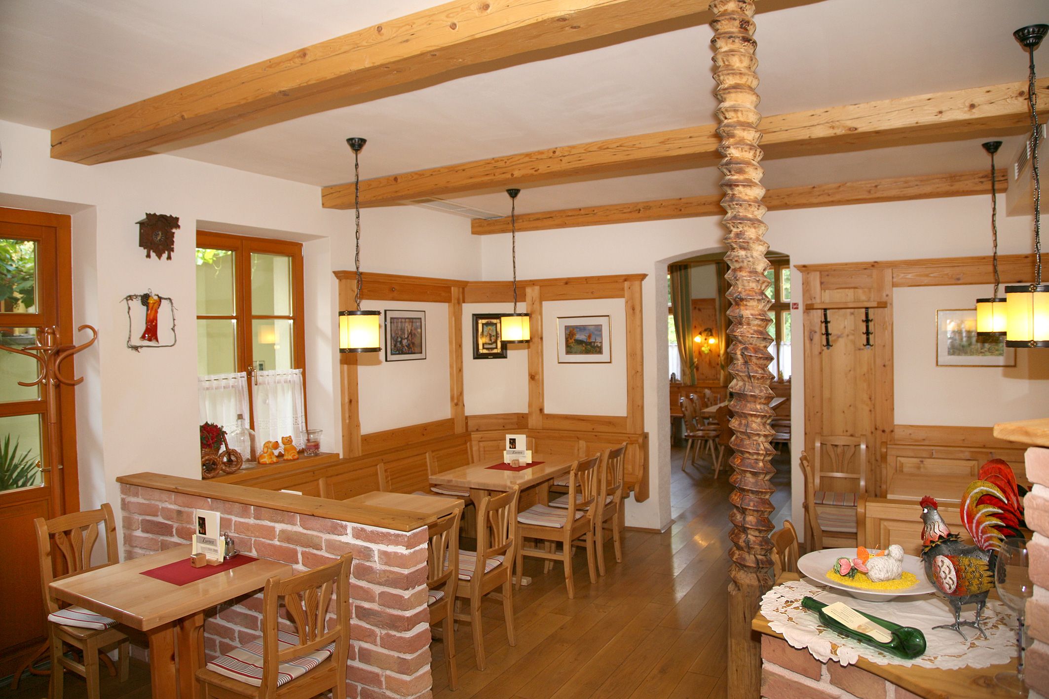 Gemütliche Gaststube mit Holzmöbeln und Dekorationen.