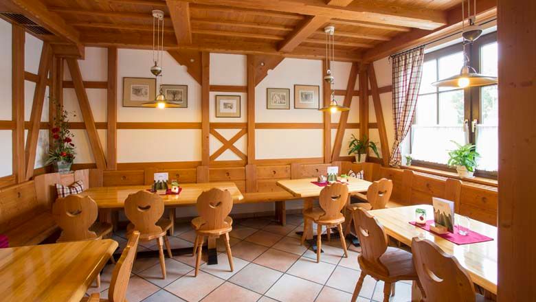 Innenansicht eines traditionellen Heurigenlokals mit Holzmöbeln und Dekoration.