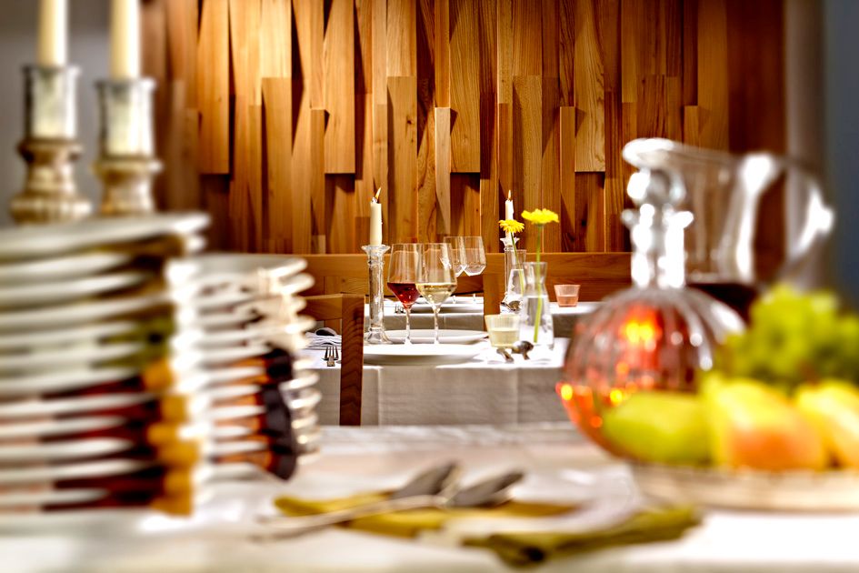 Elegantes Restaurant mit gedecktem Tisch, Kerzen und Weingläsern.