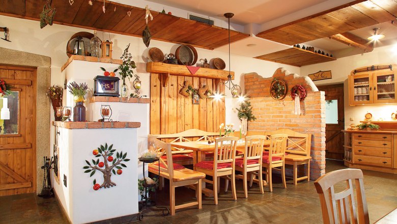 Gemütliche Gaststube mit Holzmöbeln und rustikaler Dekoration.