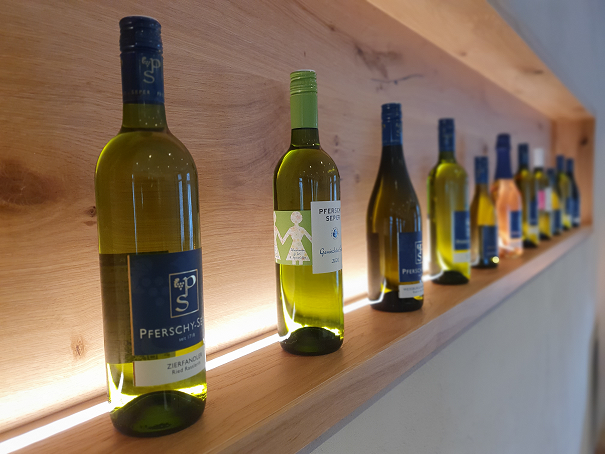 Wein im Stock im Heurigen Pferschy-Seper