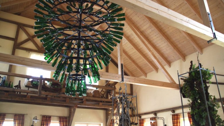 Witziger Luster im Heurigenlokal Severinhof, © Familie Schwaighofer